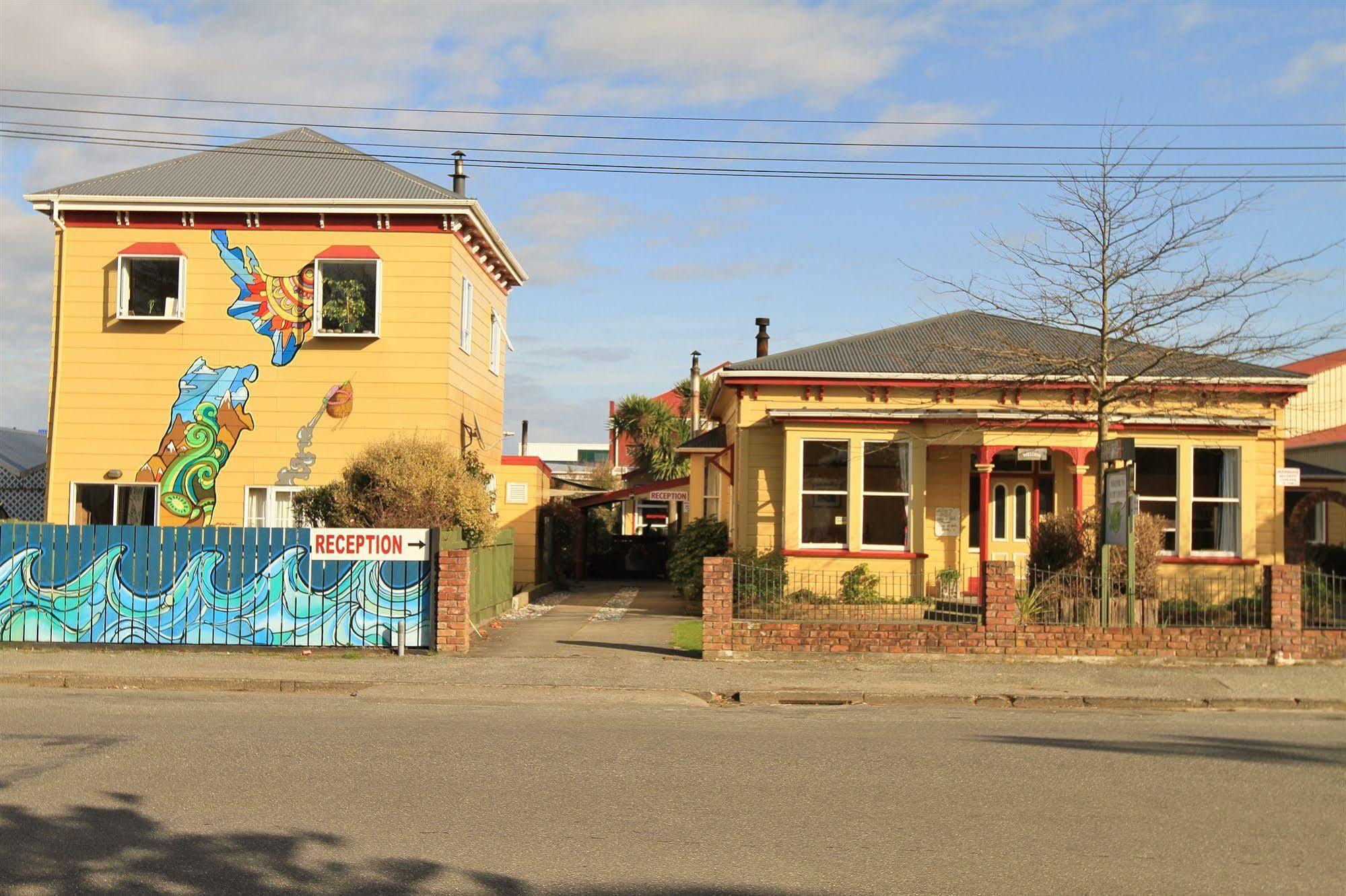 Bazil'S Backpackers Bbh Hostel & Surf School Westport Exterior foto